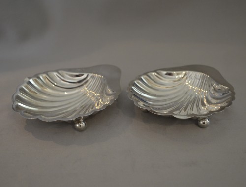 Pair of shell shaped dishes